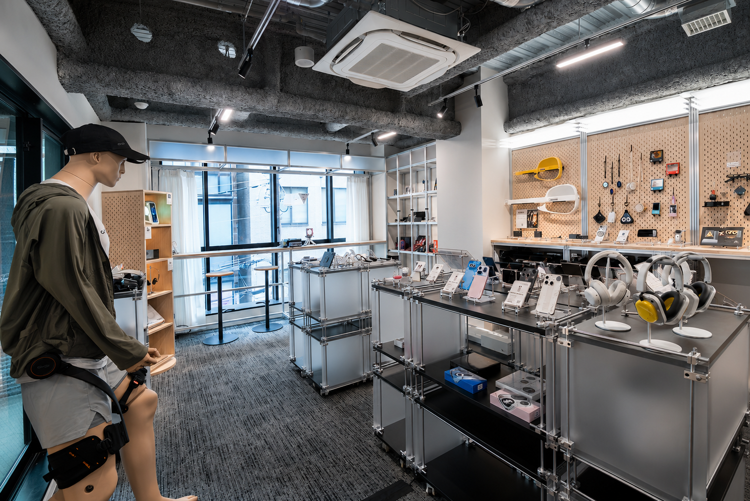 渋谷のガジェット体験空間 &count の店内。最新デバイスを展示しているショールーム